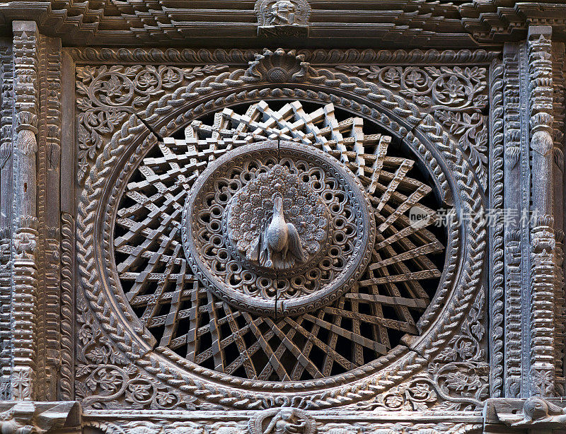 尼泊尔巴克塔普尔Pujari Math宫殿的古老木窗